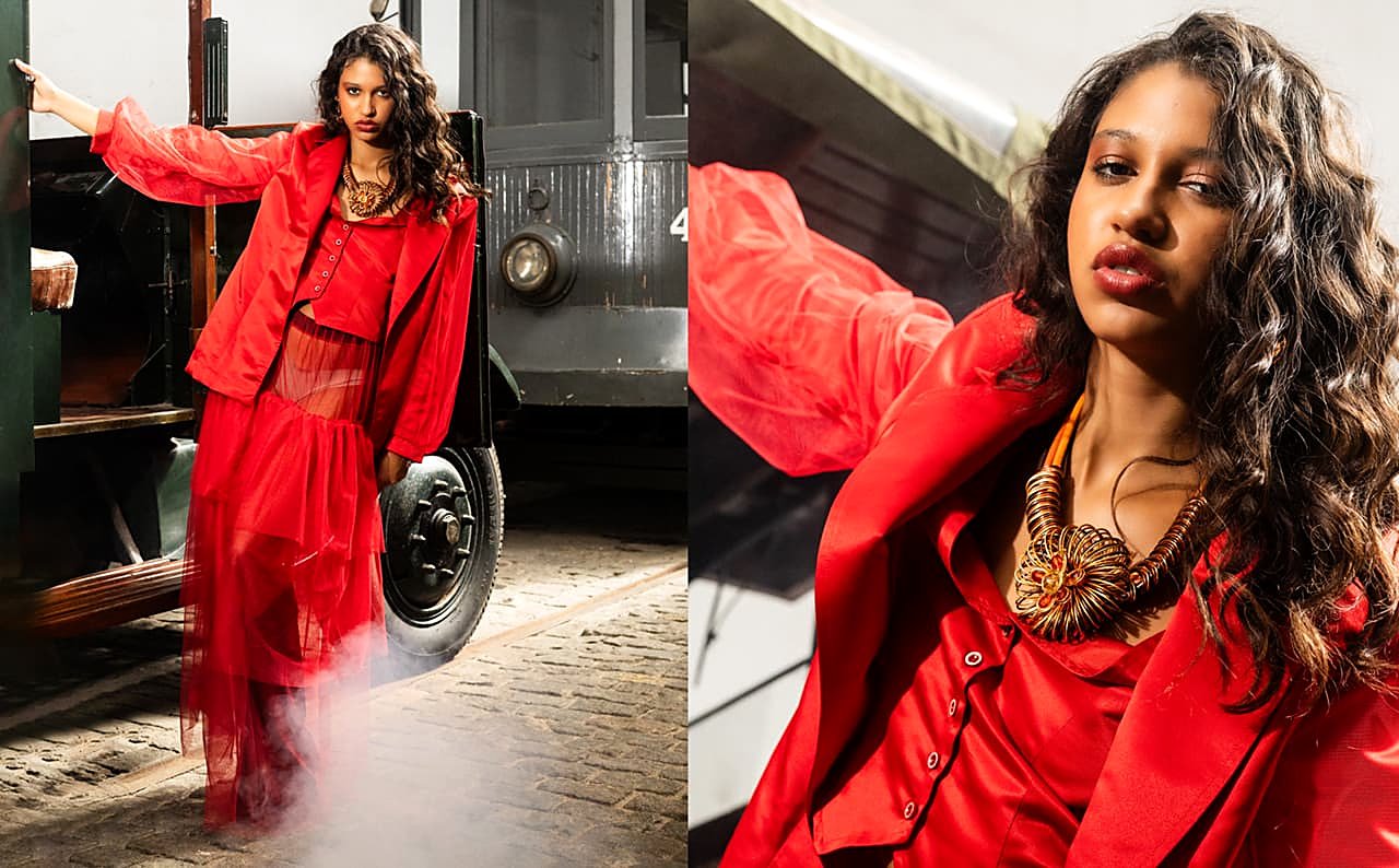 Campanha NeoDandy: look Flame Scarlet entre fumo, junto a um camião vintage