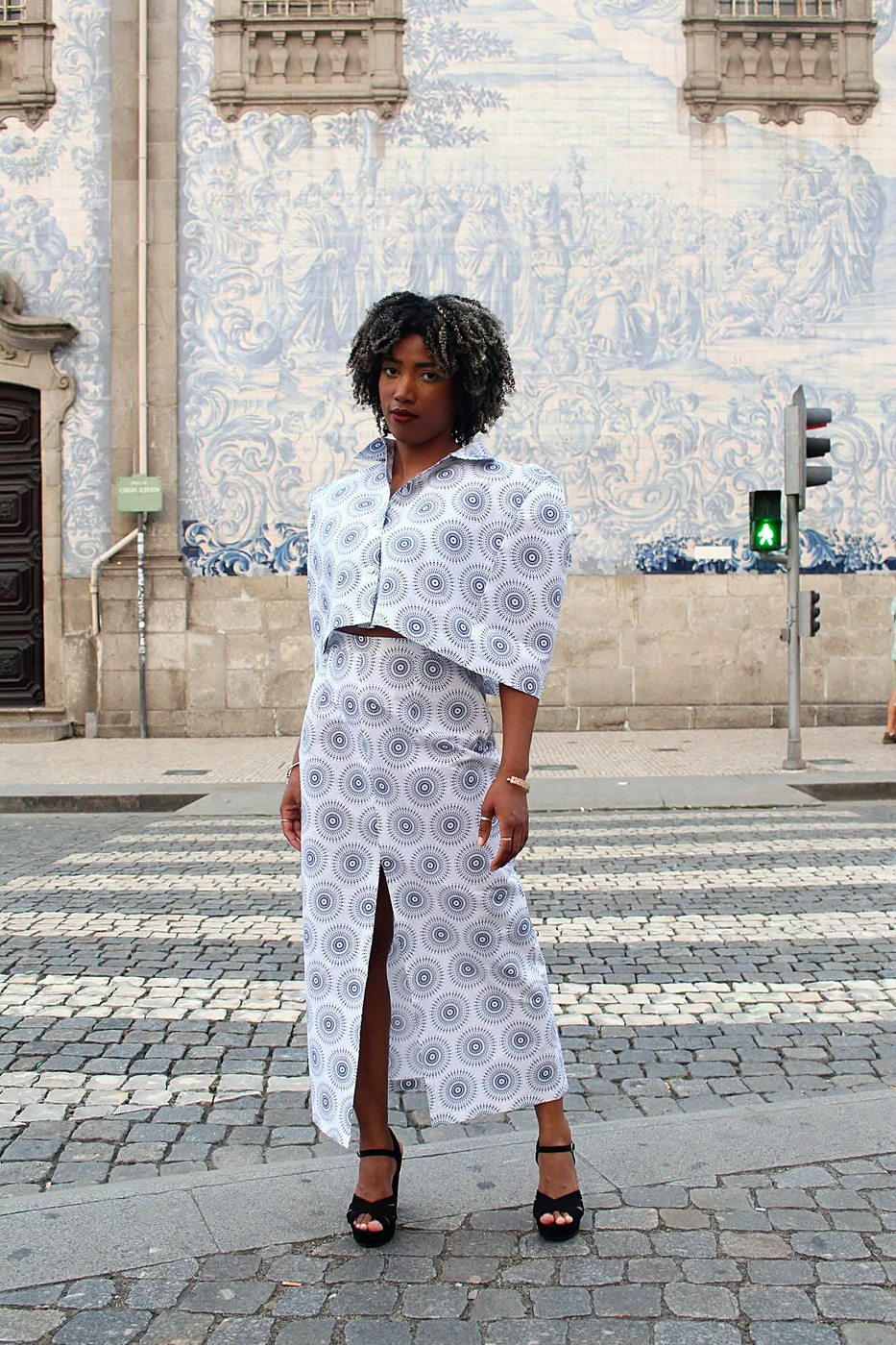 Conjunto estampado junto a azulejos do Porto
