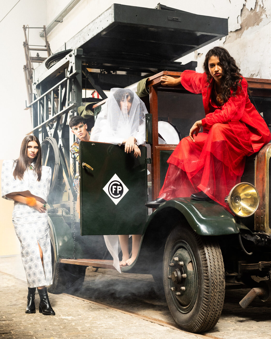 Quatro looks da coleção em torno do camião vintage: conjunto estampado, véu de tule e look Flame Scarlet, entre fumo